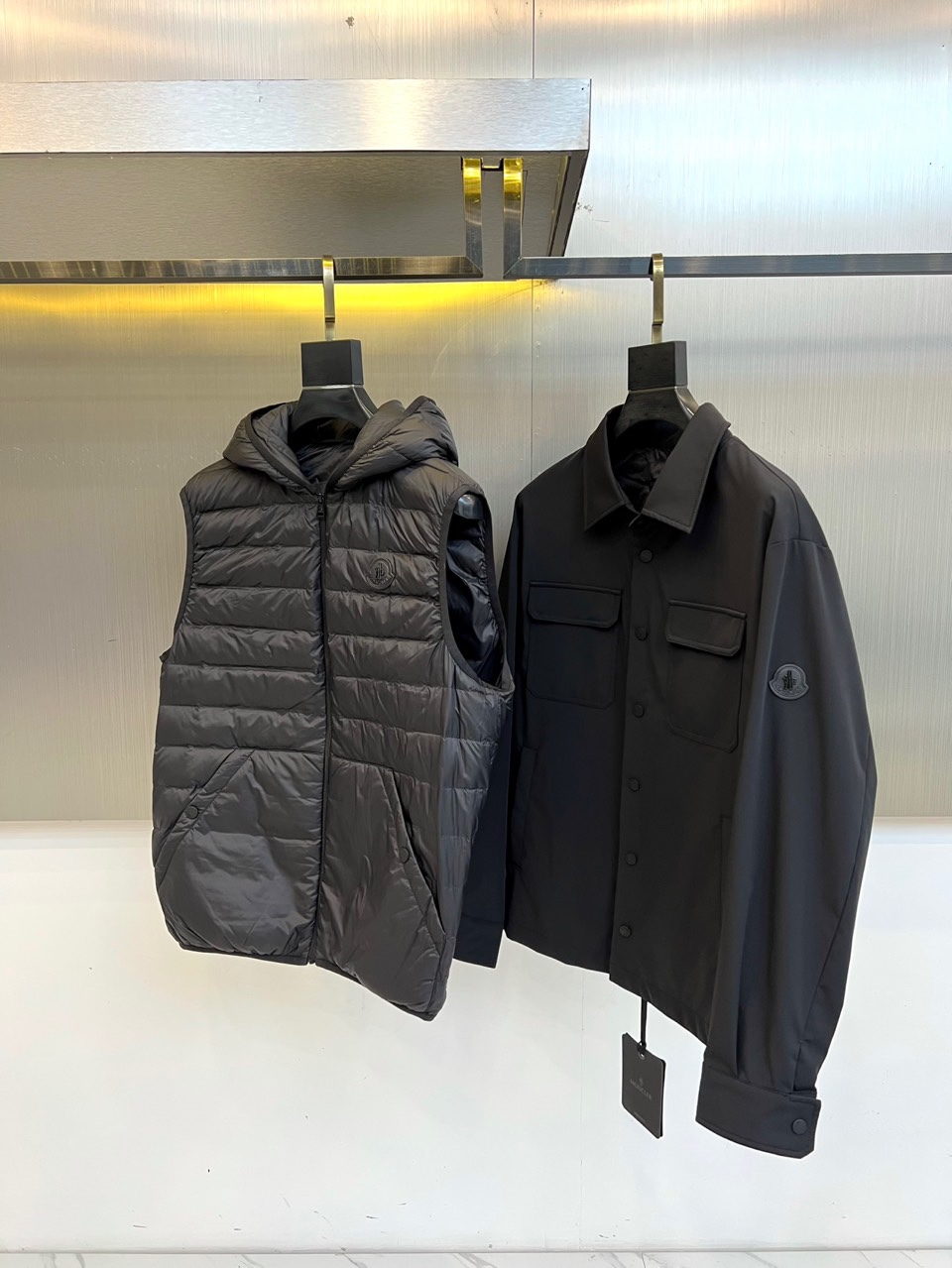 Moncler蒙口、25s秋冬新品机能风叠穿套装｜一衣多穿的高级玩家】 深蓝工装衬衫+连帽羽绒马甲｜90