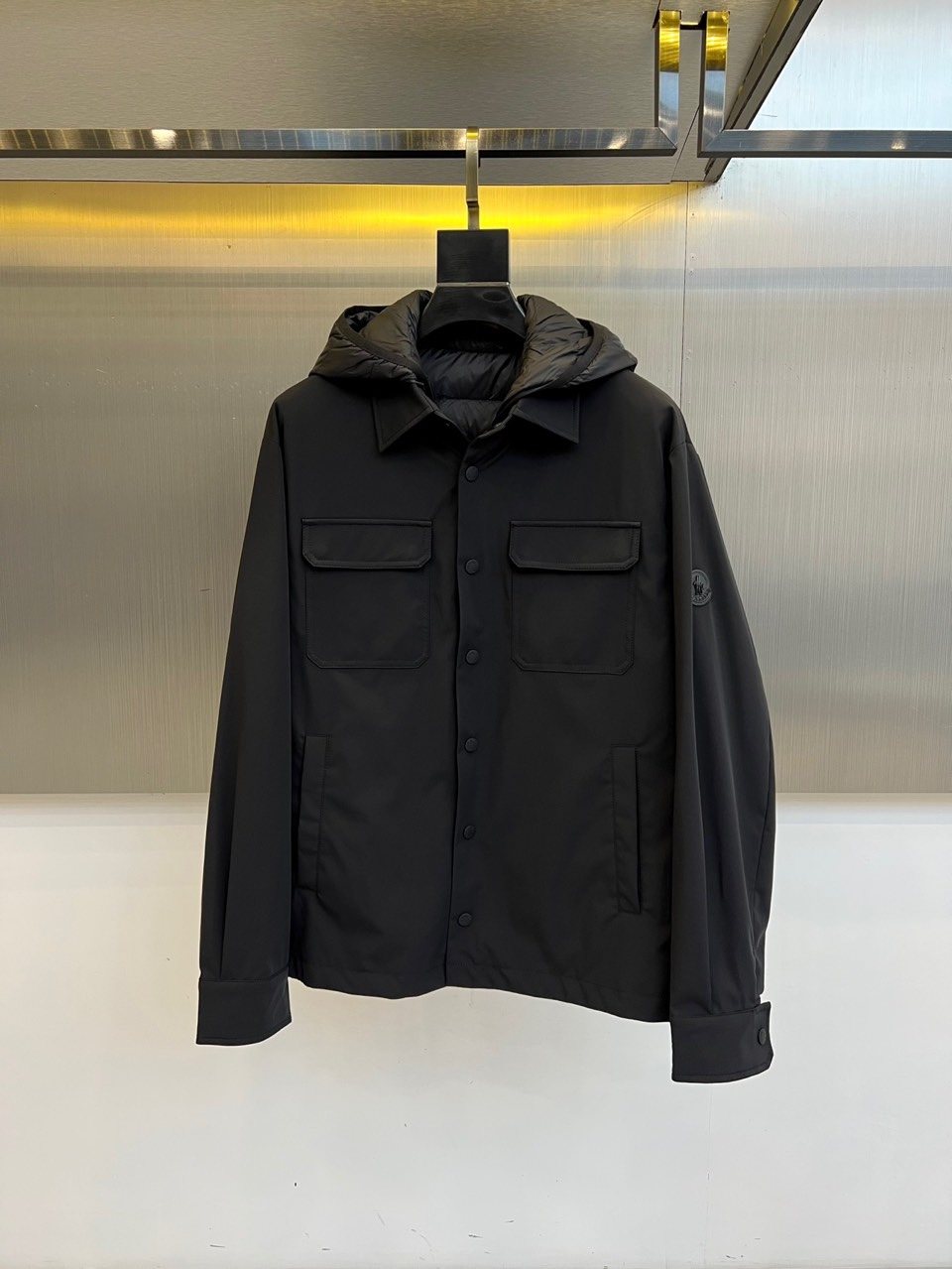 Moncler蒙口、25s秋冬新品机能风叠穿套装｜一衣多穿的高级玩家】 深蓝工装衬衫+连帽羽绒马甲｜90