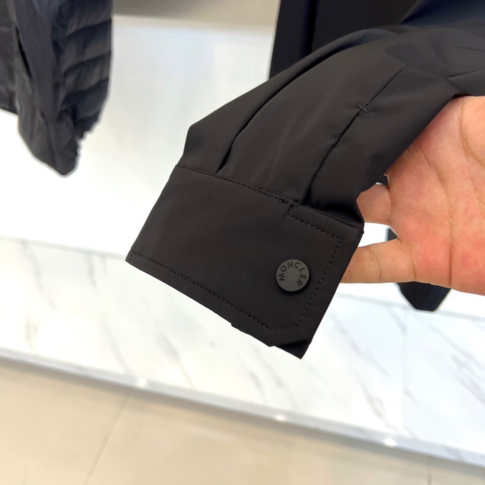 Moncler蒙口、25s秋冬新品机能风叠穿套装｜一衣多穿的高级玩家】 深蓝工装衬衫+连帽羽绒马甲｜90