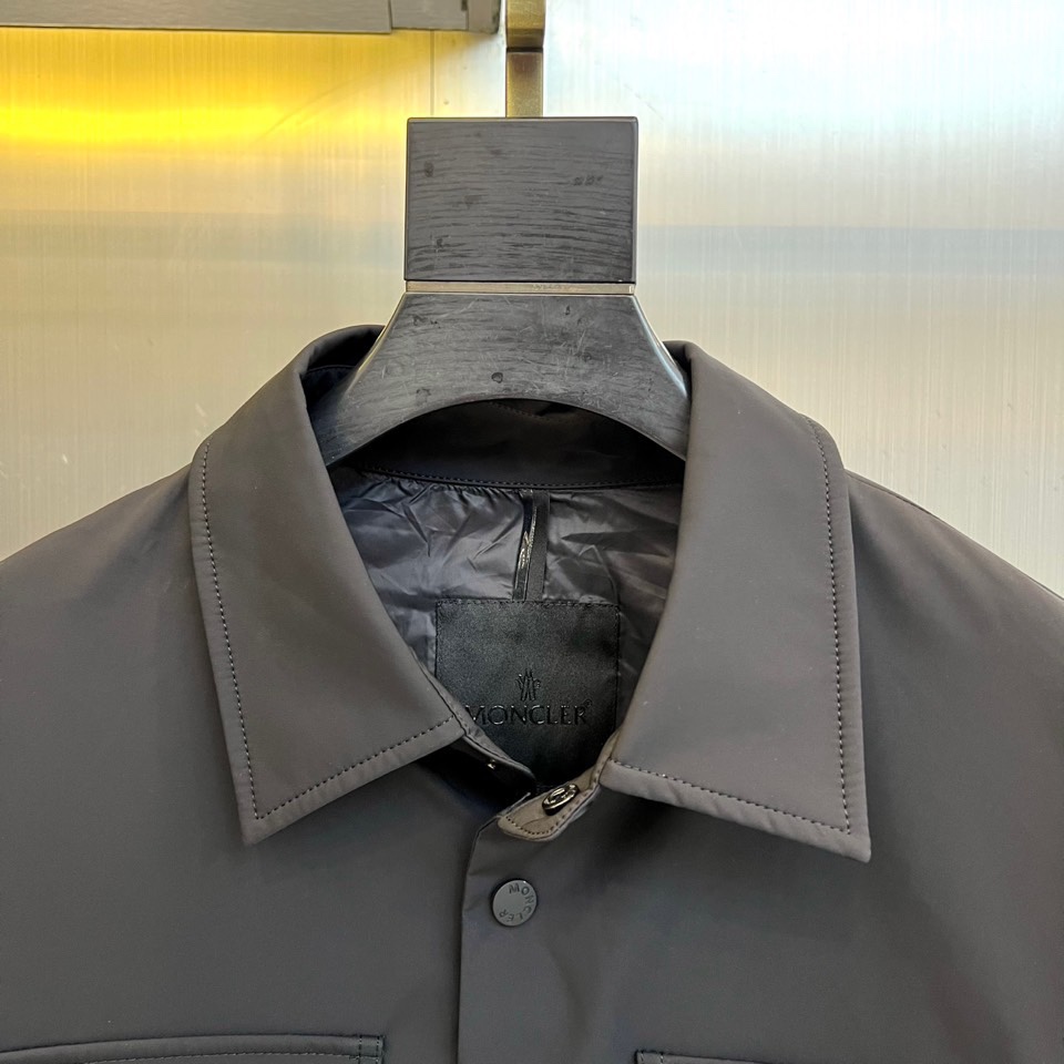 Moncler蒙口、25s秋冬新品机能风叠穿套装｜一衣多穿的高级玩家】 深蓝工装衬衫+连帽羽绒马甲｜90