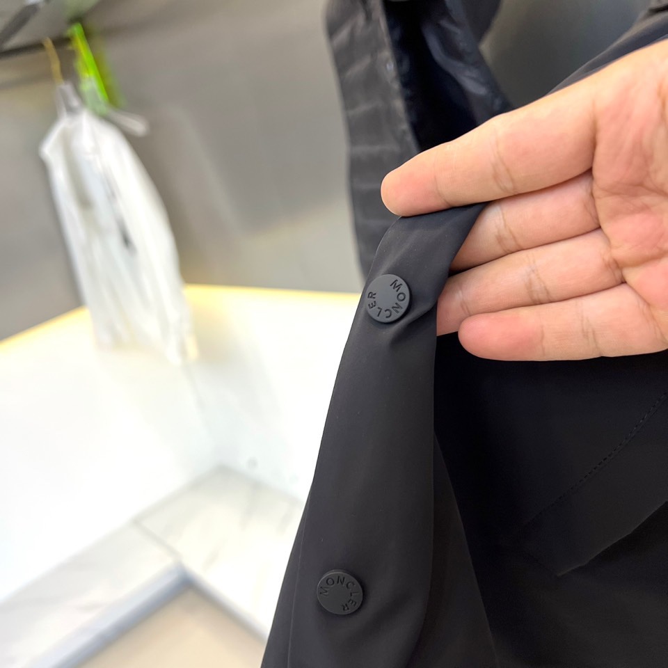 Moncler蒙口、25s秋冬新品机能风叠穿套装｜一衣多穿的高级玩家】 深蓝工装衬衫+连帽羽绒马甲｜90