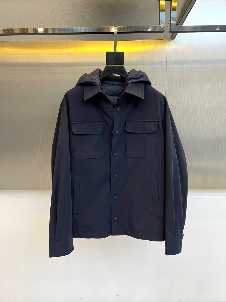 Moncler蒙口、25s秋冬新品机能风叠穿套装｜一衣多穿的高级玩家】 深蓝工装衬衫+连帽羽绒马甲｜90