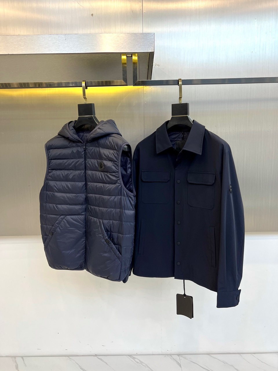 Moncler蒙口、25s秋冬新品机能风叠穿套装｜一衣多穿的高级玩家】 深蓝工装衬衫+连帽羽绒马甲｜90