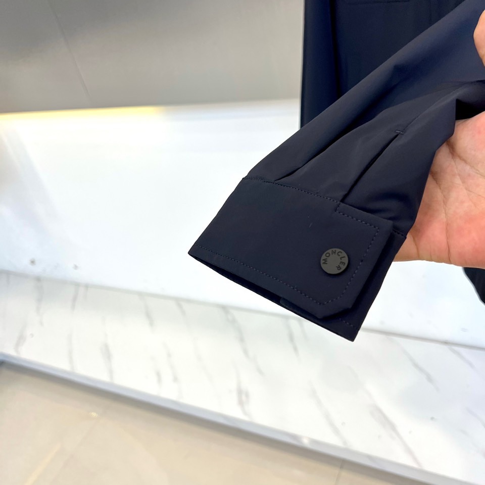 Moncler蒙口、25s秋冬新品机能风叠穿套装｜一衣多穿的高级玩家】 深蓝工装衬衫+连帽羽绒马甲｜90