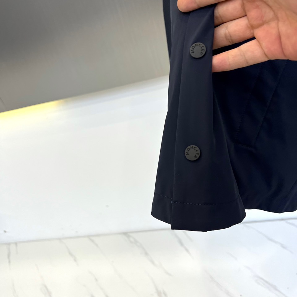 Moncler蒙口、25s秋冬新品机能风叠穿套装｜一衣多穿的高级玩家】 深蓝工装衬衫+连帽羽绒马甲｜90