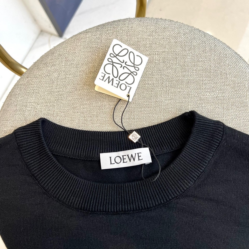 LOEWE罗意威、2025秋冬新品美学针织衫，圆领针织衫采用高品质羊毛混纺材质，左胸饰有品牌标志性Ana