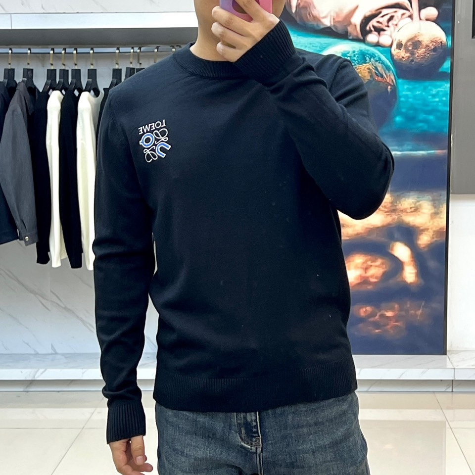 LOEWE罗意威、2025秋冬新品美学针织衫，圆领针织衫采用高品质羊毛混纺材质，左胸饰有品牌标志性Ana