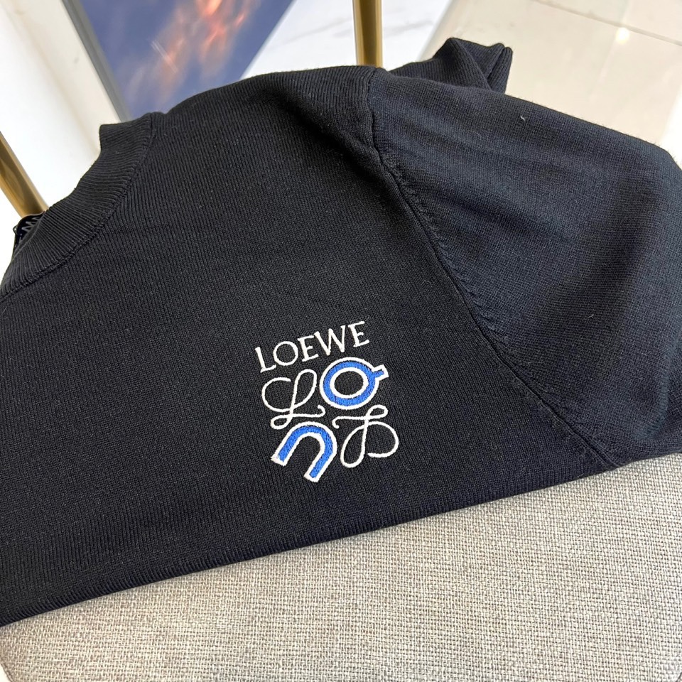 LOEWE罗意威、2025秋冬新品美学针织衫，圆领针织衫采用高品质羊毛混纺材质，左胸饰有品牌标志性Ana