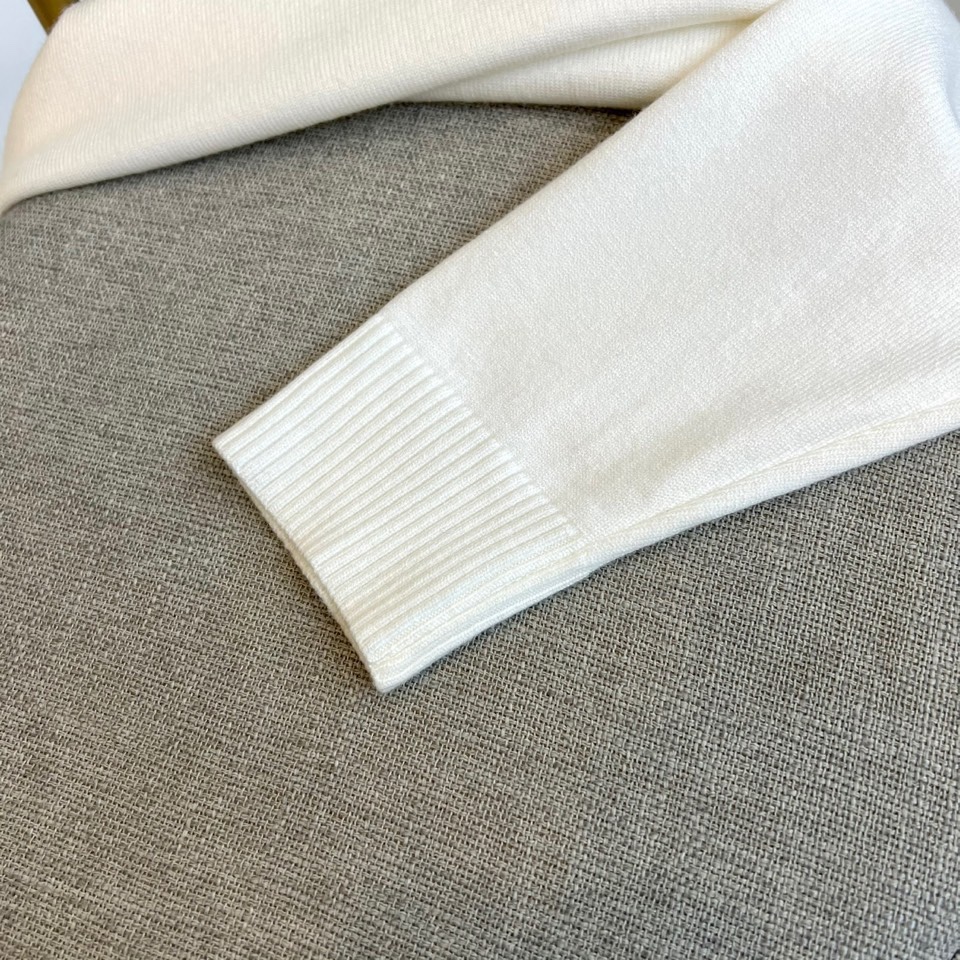 LOEWE罗意威、2025秋冬新品美学针织衫，圆领针织衫采用高品质羊毛混纺材质，左胸饰有品牌标志性Ana