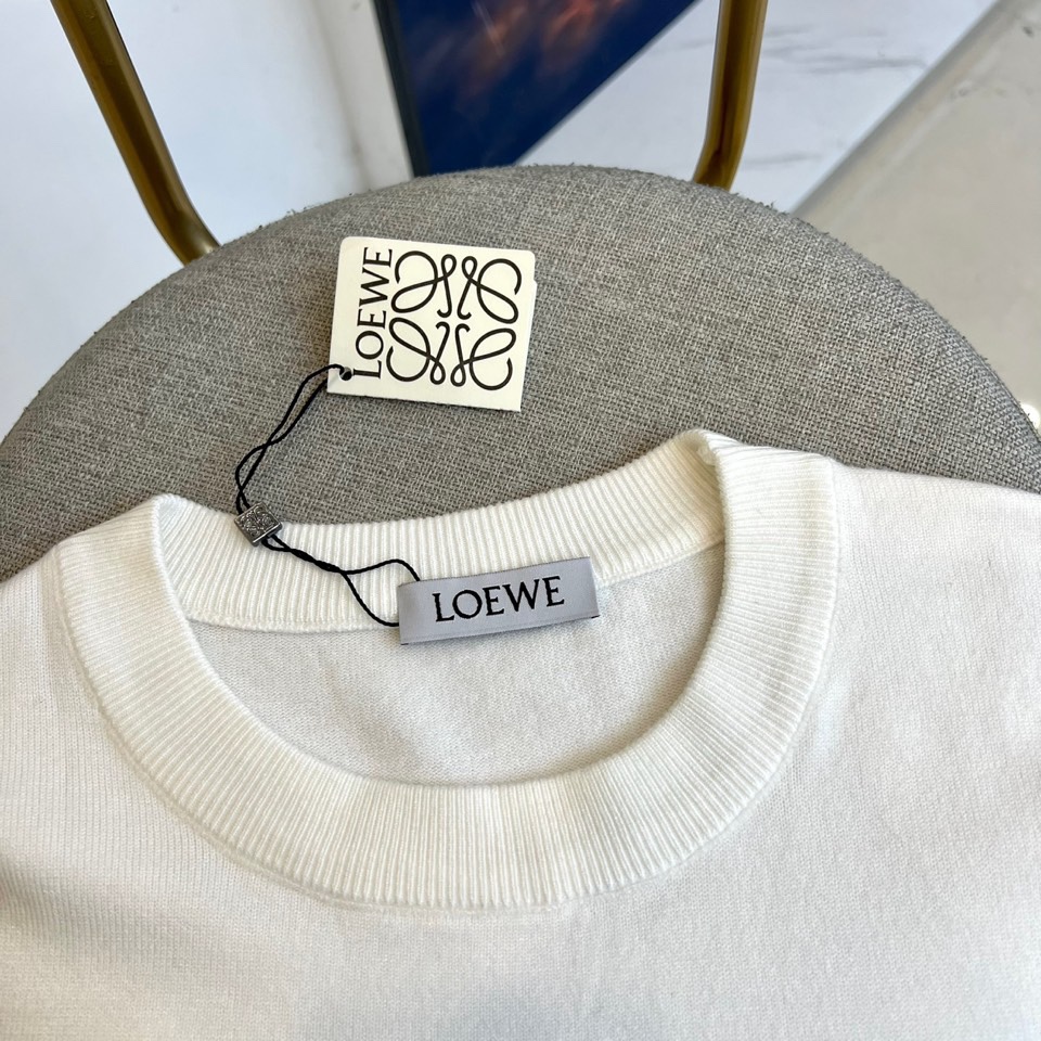 LOEWE罗意威、2025秋冬新品美学针织衫，圆领针织衫采用高品质羊毛混纺材质，左胸饰有品牌标志性Ana