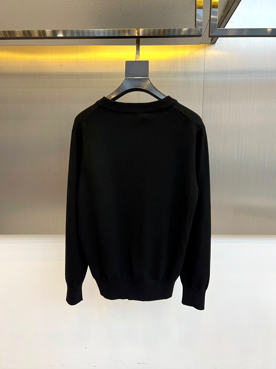 Fend芬迪、2025秋冬新品 FENDI针织衫。这款针织衫以纯净色调演绎简约美学，经典圆领设计适配多种