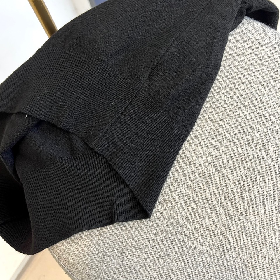 Fend芬迪、2025秋冬新品 FENDI针织衫。这款针织衫以纯净色调演绎简约美学，经典圆领设计适配多种