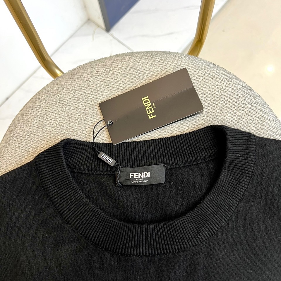 Fend芬迪、2025秋冬新品 FENDI针织衫。这款针织衫以纯净色调演绎简约美学，经典圆领设计适配多种