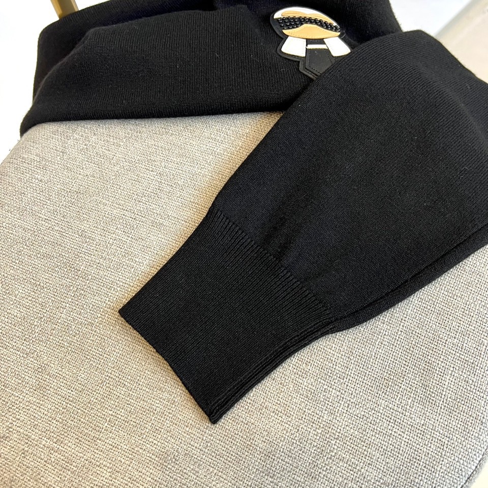 Fend芬迪、2025秋冬新品 FENDI针织衫。这款针织衫以纯净色调演绎简约美学，经典圆领设计适配多种