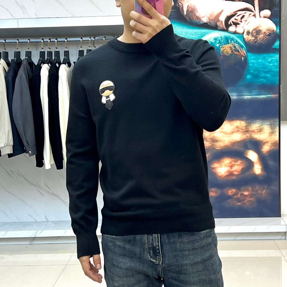 Fend芬迪、2025秋冬新品 FENDI针织衫。这款针织衫以纯净色调演绎简约美学，经典圆领设计适配多种