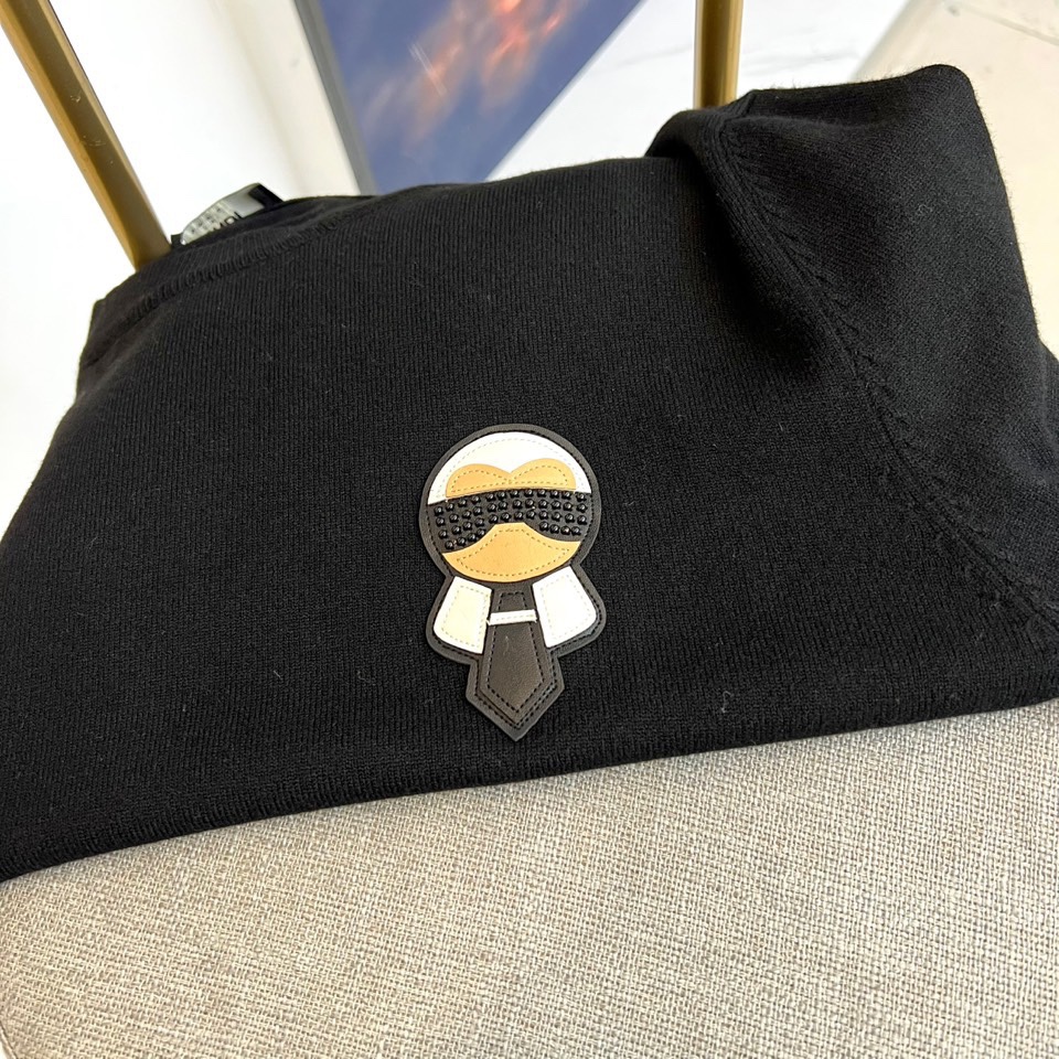 Fend芬迪、2025秋冬新品 FENDI针织衫。这款针织衫以纯净色调演绎简约美学，经典圆领设计适配多种