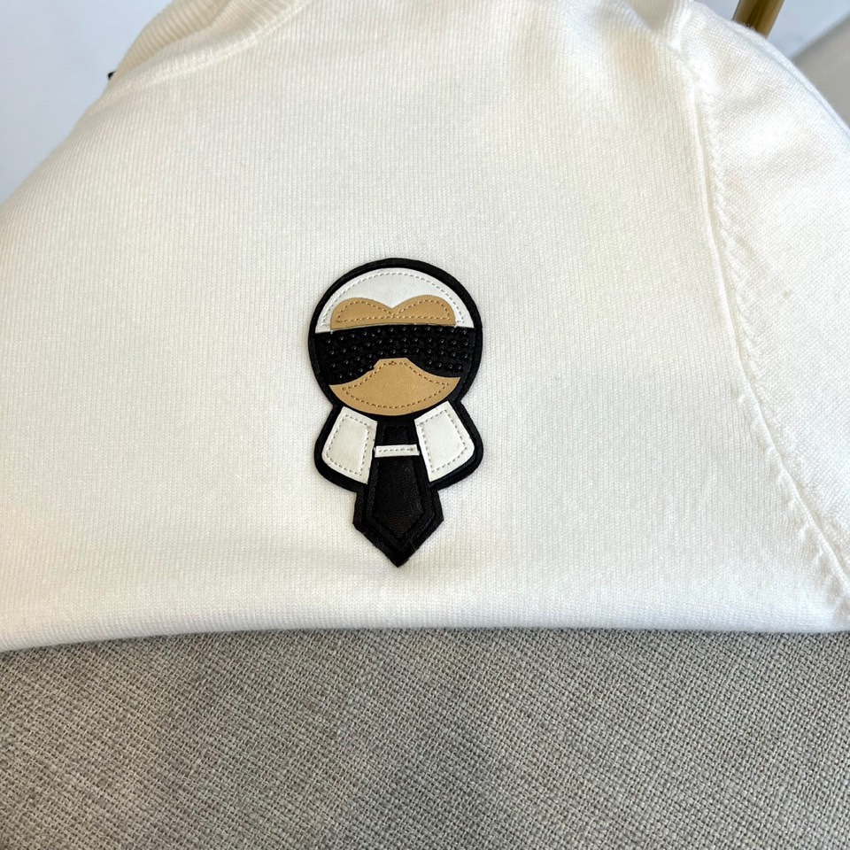 Fend芬迪、2025秋冬新品 FENDI针织衫。这款针织衫以纯净色调演绎简约美学，经典圆领设计适配多种