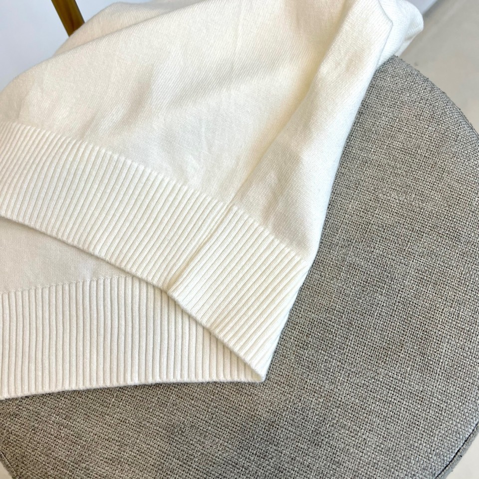 Fend芬迪、2025秋冬新品 FENDI针织衫。这款针织衫以纯净色调演绎简约美学，经典圆领设计适配多种