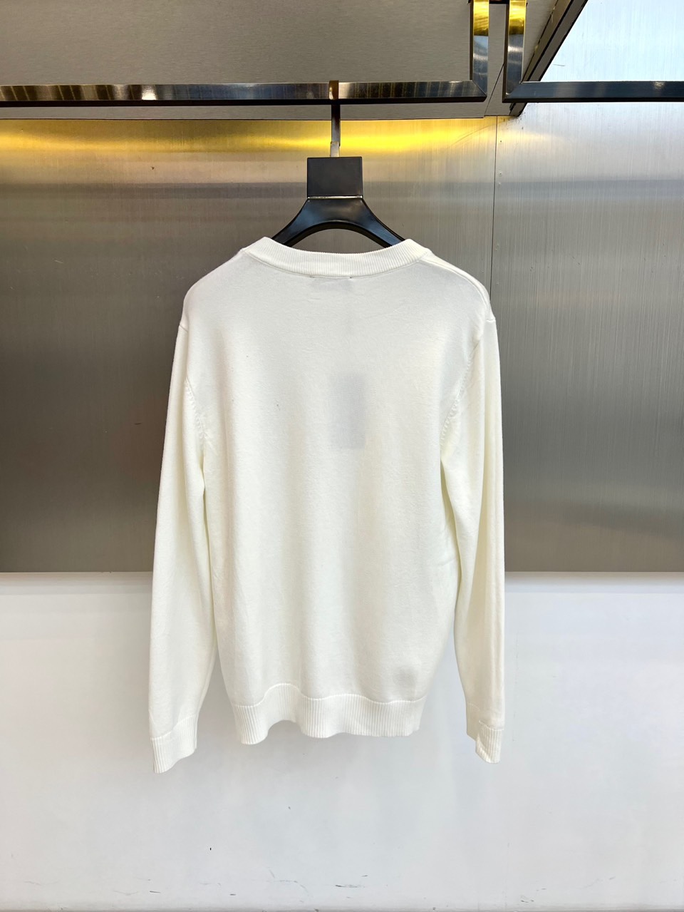 Fend芬迪、2025秋冬新品 FENDI针织衫。这款针织衫以纯净色调演绎简约美学，经典圆领设计适配多种