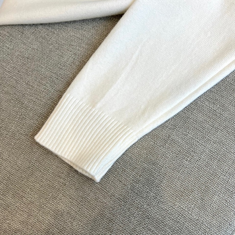 Fend芬迪、2025秋冬新品 FENDI针织衫。这款针织衫以纯净色调演绎简约美学，经典圆领设计适配多种