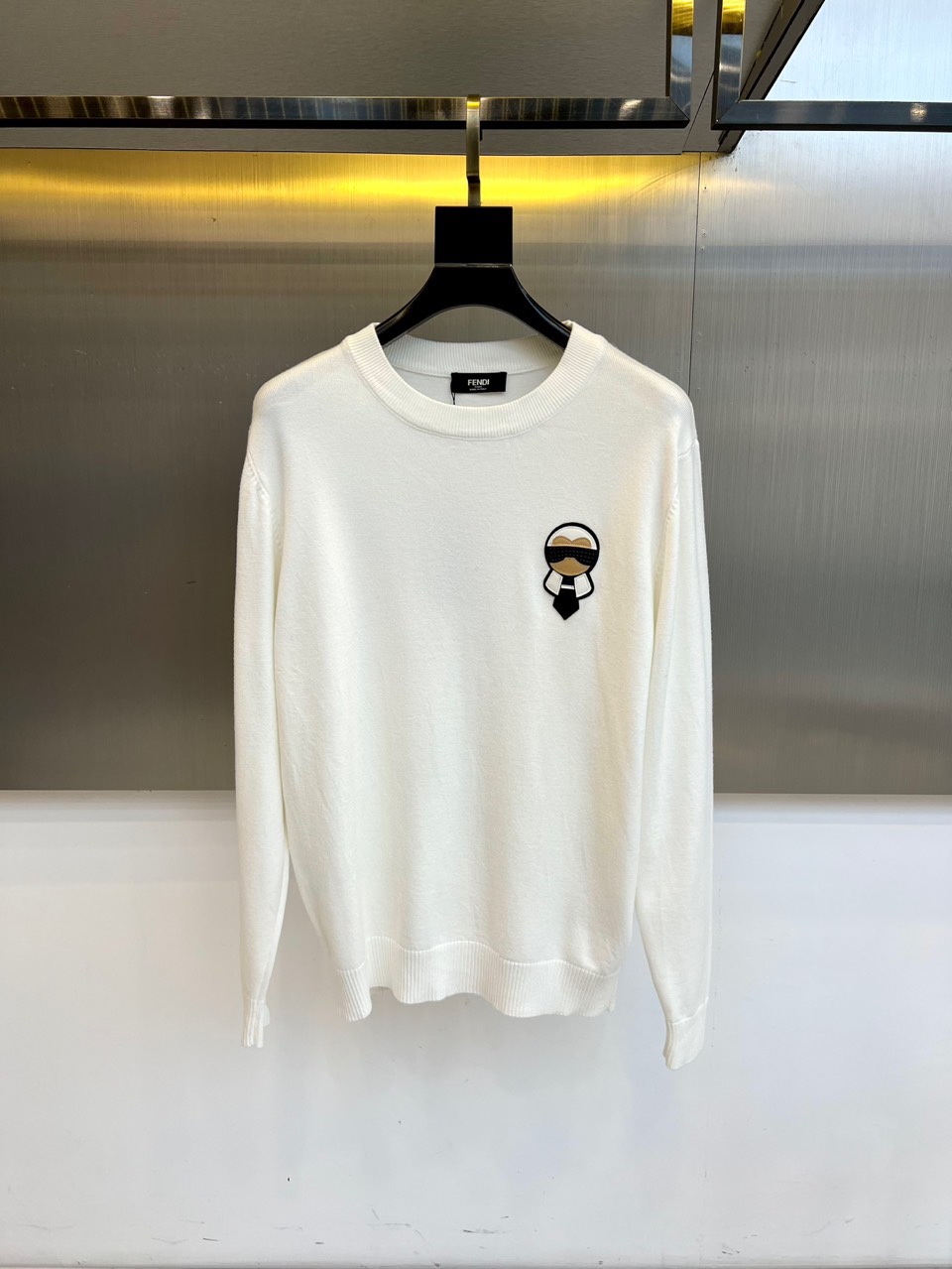 Fend芬迪、2025秋冬新品 FENDI针织衫。这款针织衫以纯净色调演绎简约美学，经典圆领设计适配多种