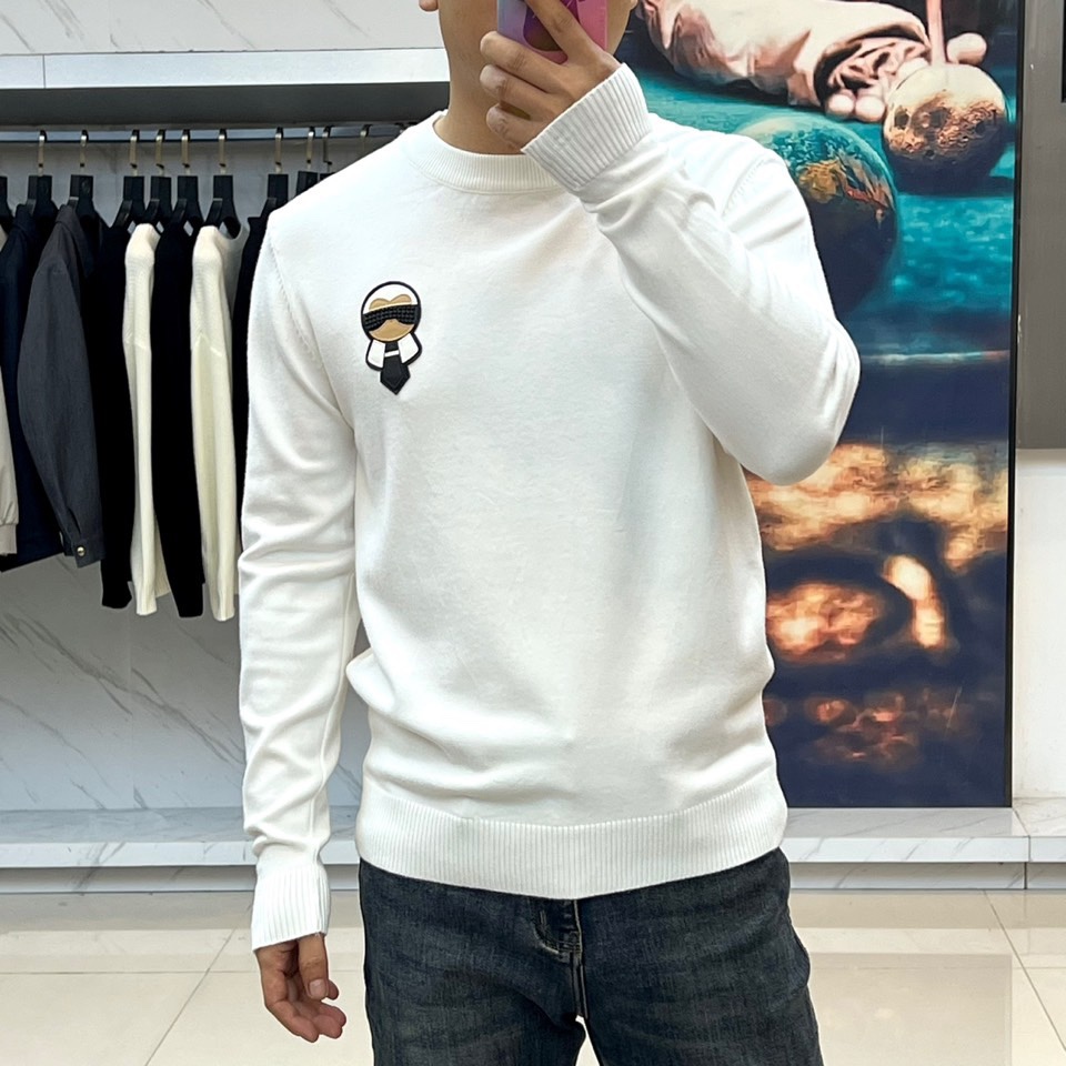 Fend芬迪、2025秋冬新品 FENDI针织衫。这款针织衫以纯净色调演绎简约美学，经典圆领设计适配多种