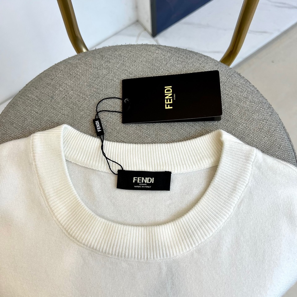 Fend芬迪、2025秋冬新品 FENDI针织衫。这款针织衫以纯净色调演绎简约美学，经典圆领设计适配多种