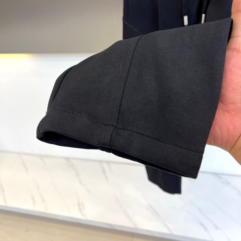 PRAD普拉、2025秋冬新品男士弯刀裤休闲裤，以宽松的直筒剪廓形重新定义当代休闲风格。裤腰采用可调节的