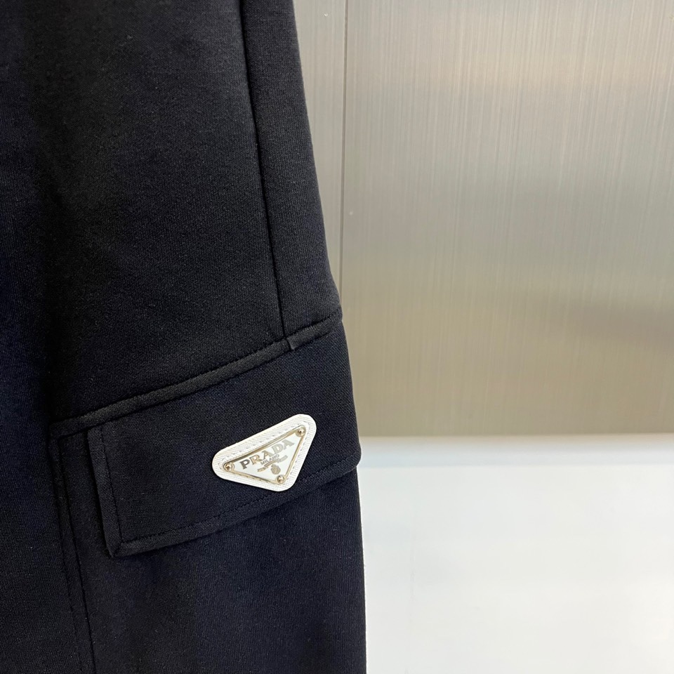 PRAD普拉、2025秋冬新品男士弯刀裤休闲裤，以宽松的直筒剪廓形重新定义当代休闲风格。裤腰采用可调节的