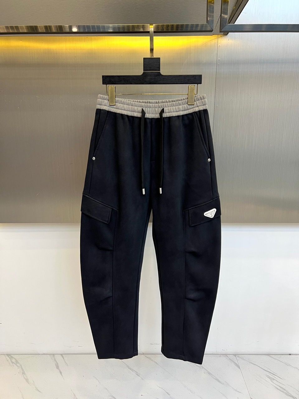 PRAD普拉、2025秋冬新品男士弯刀裤休闲裤，以宽松的直筒剪廓形重新定义当代休闲风格。裤腰采用可调节的