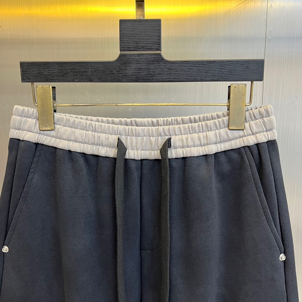 PRAD普拉、2025秋冬新品男士弯刀裤休闲裤，以宽松的直筒剪廓形重新定义当代休闲风格。裤腰采用可调节的