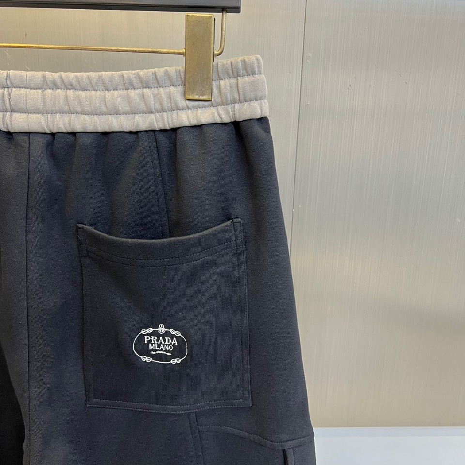 PRAD普拉、2025秋冬新品男士弯刀裤休闲裤，以宽松的直筒剪廓形重新定义当代休闲风格。裤腰采用可调节的
