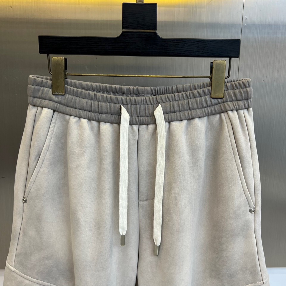 PRAD普拉、2025秋冬新品男士弯刀裤休闲裤，以宽松的直筒剪廓形重新定义当代休闲风格。裤腰采用可调节的