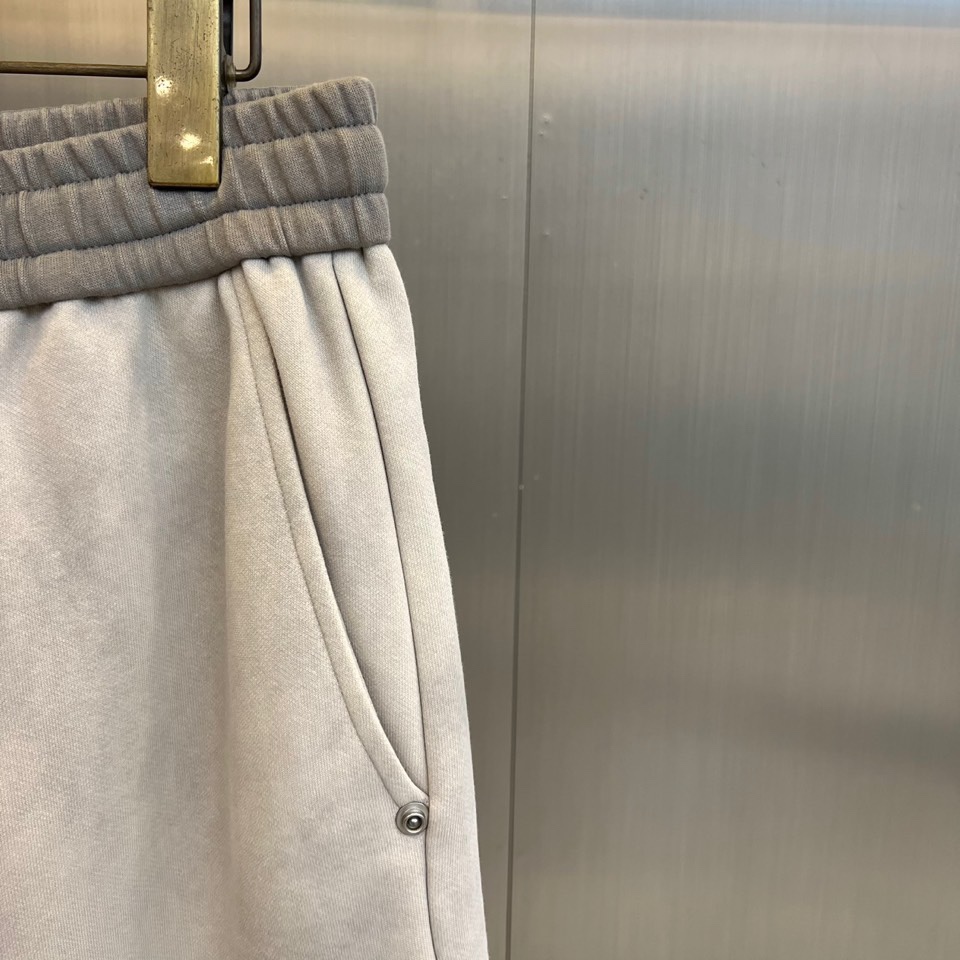 PRAD普拉、2025秋冬新品男士弯刀裤休闲裤，以宽松的直筒剪廓形重新定义当代休闲风格。裤腰采用可调节的