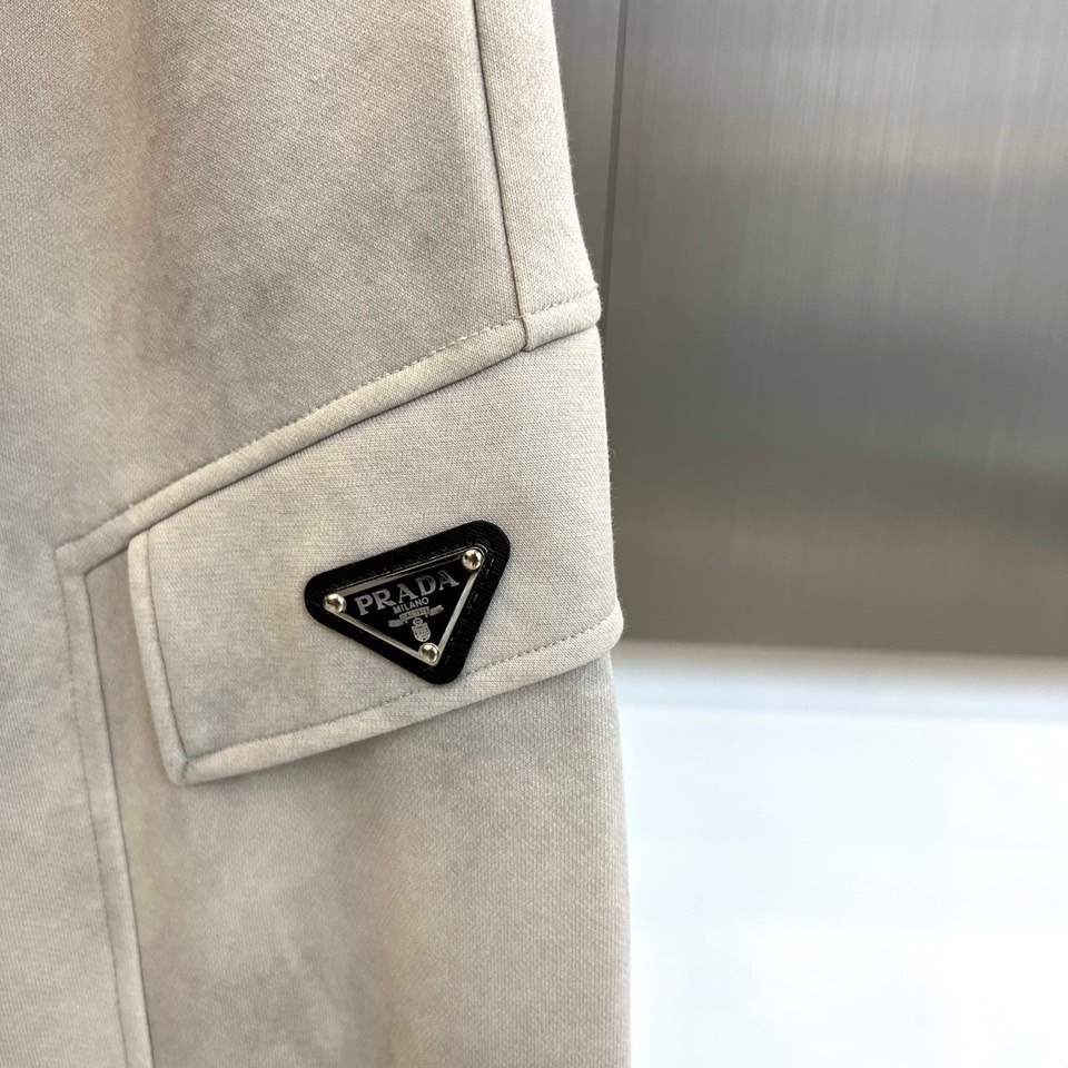 PRAD普拉、2025秋冬新品男士弯刀裤休闲裤，以宽松的直筒剪廓形重新定义当代休闲风格。裤腰采用可调节的