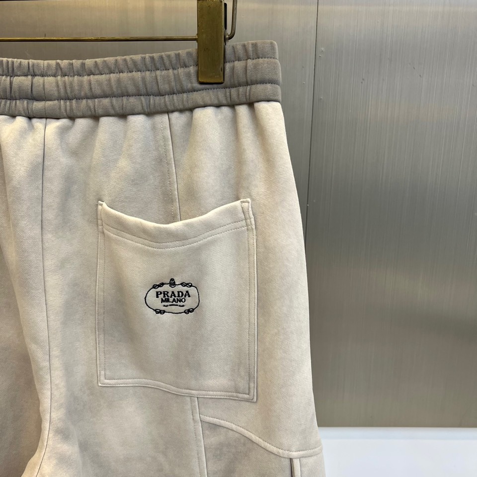 PRAD普拉、2025秋冬新品男士弯刀裤休闲裤，以宽松的直筒剪廓形重新定义当代休闲风格。裤腰采用可调节的