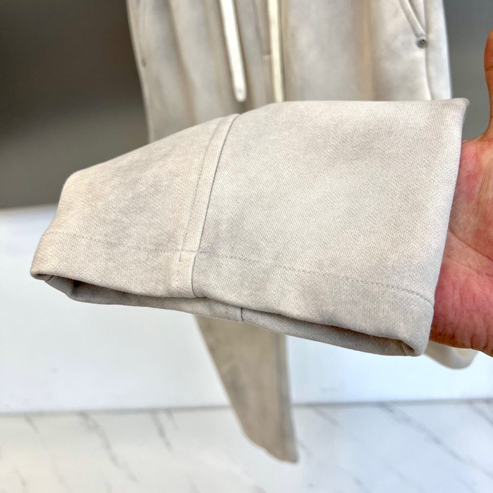 PRAD普拉、2025秋冬新品男士弯刀裤休闲裤，以宽松的直筒剪廓形重新定义当代休闲风格。裤腰采用可调节的