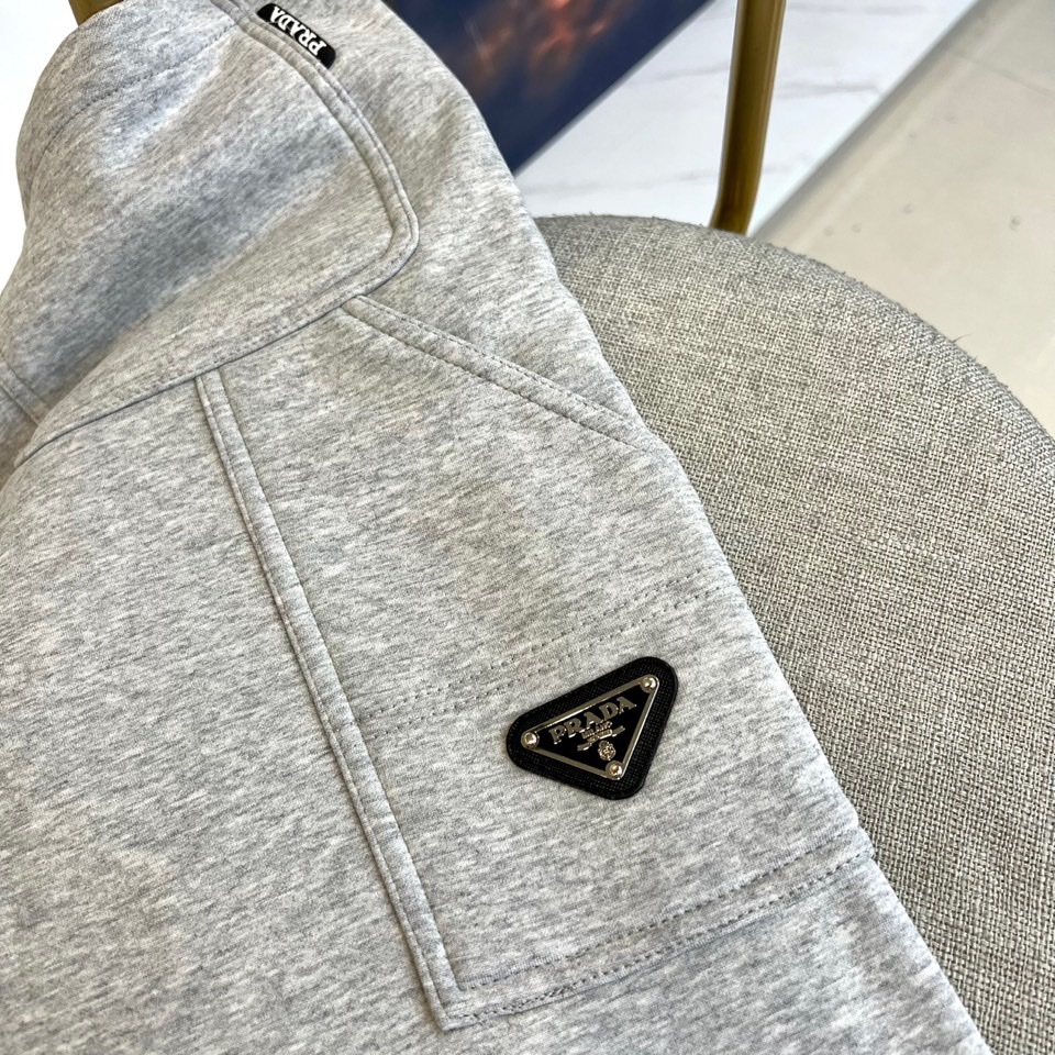 Prad普拉、2025秋冬新品 PRADA加绒加厚运动休闲裤。运动裤采用松紧腰头与可调节抽绳设计，右侧裤