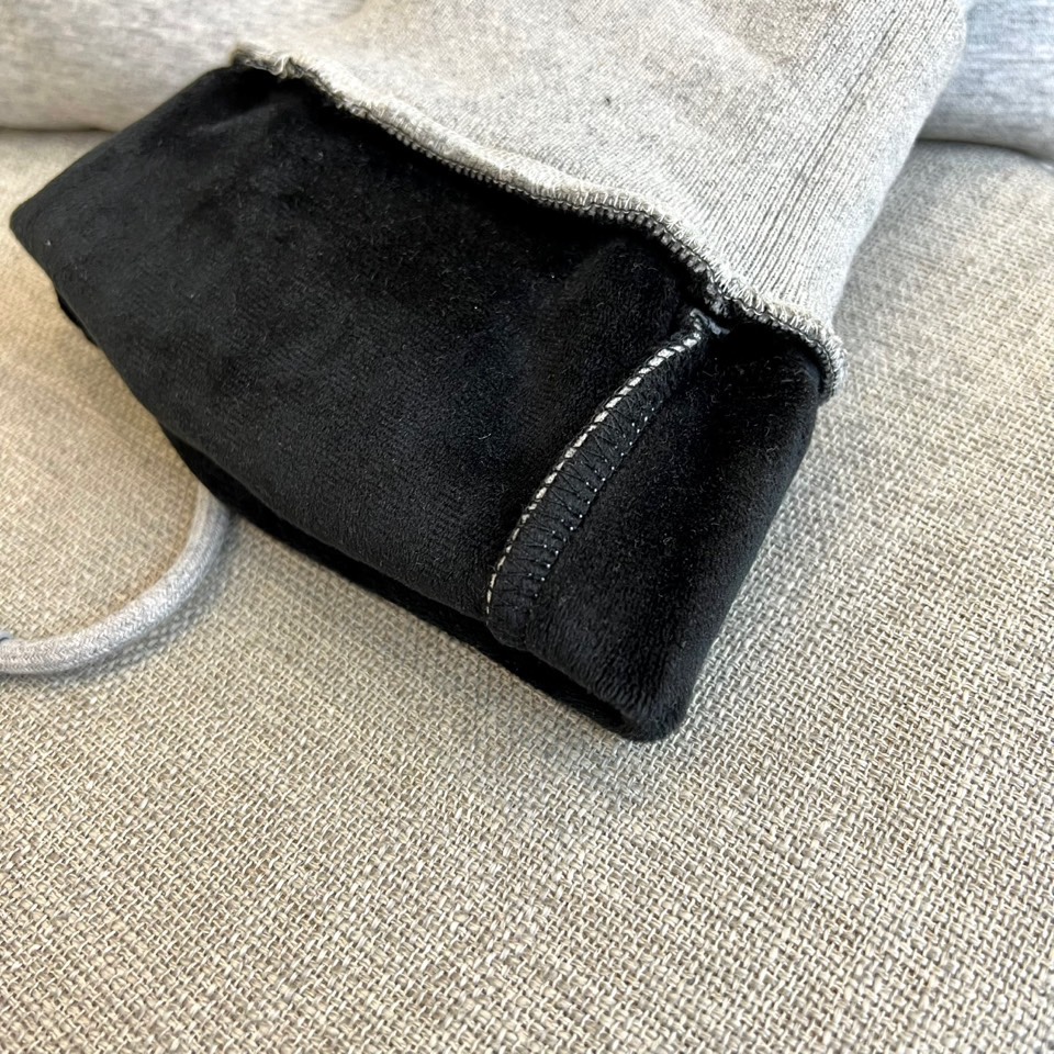 Prad普拉、2025秋冬新品 PRADA加绒加厚运动休闲裤。运动裤采用松紧腰头与可调节抽绳设计，右侧裤