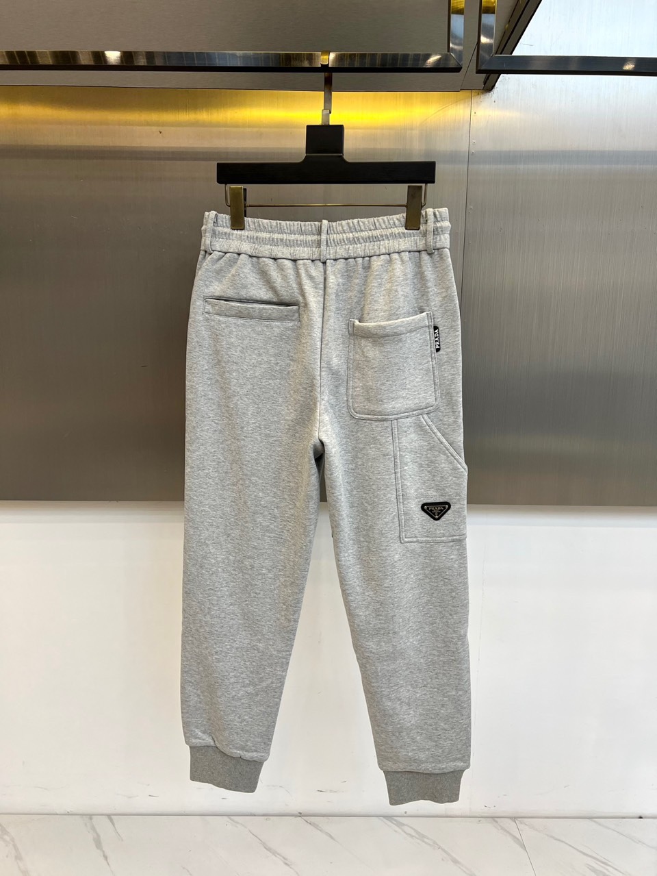 Prad普拉、2025秋冬新品 PRADA加绒加厚运动休闲裤。运动裤采用松紧腰头与可调节抽绳设计，右侧裤