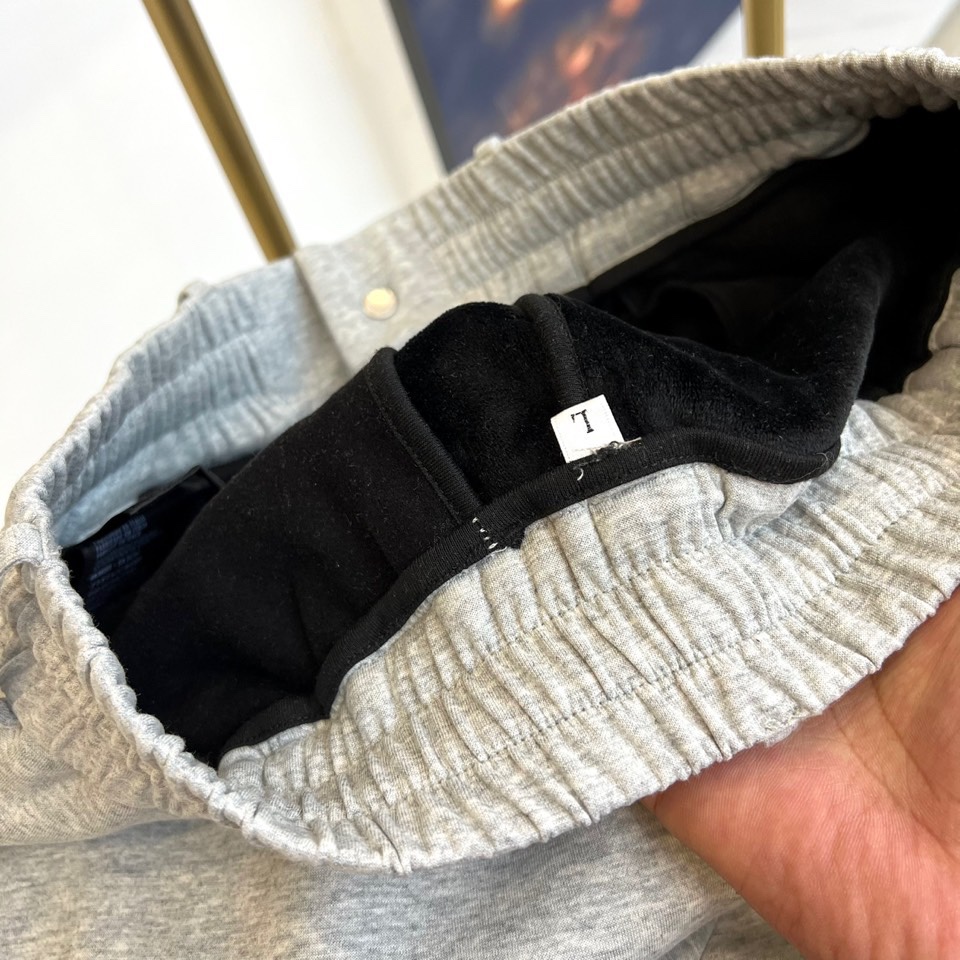 Prad普拉、2025秋冬新品 PRADA加绒加厚运动休闲裤。运动裤采用松紧腰头与可调节抽绳设计，右侧裤