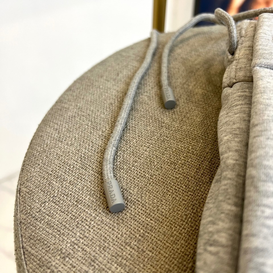 Prad普拉、2025秋冬新品 PRADA加绒加厚运动休闲裤。运动裤采用松紧腰头与可调节抽绳设计，右侧裤