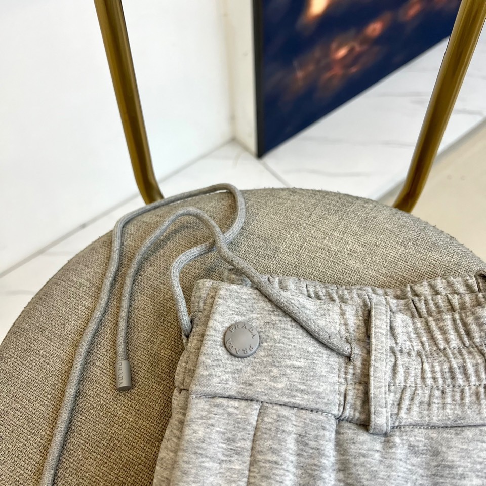 Prad普拉、2025秋冬新品 PRADA加绒加厚运动休闲裤。运动裤采用松紧腰头与可调节抽绳设计，右侧裤