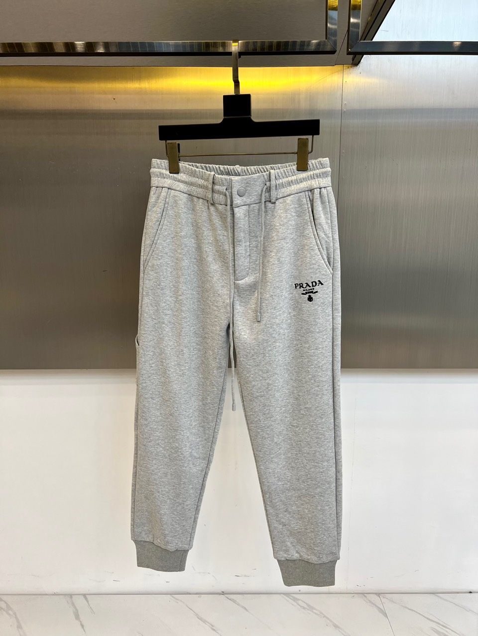 Prad普拉、2025秋冬新品 PRADA加绒加厚运动休闲裤。运动裤采用松紧腰头与可调节抽绳设计，右侧裤