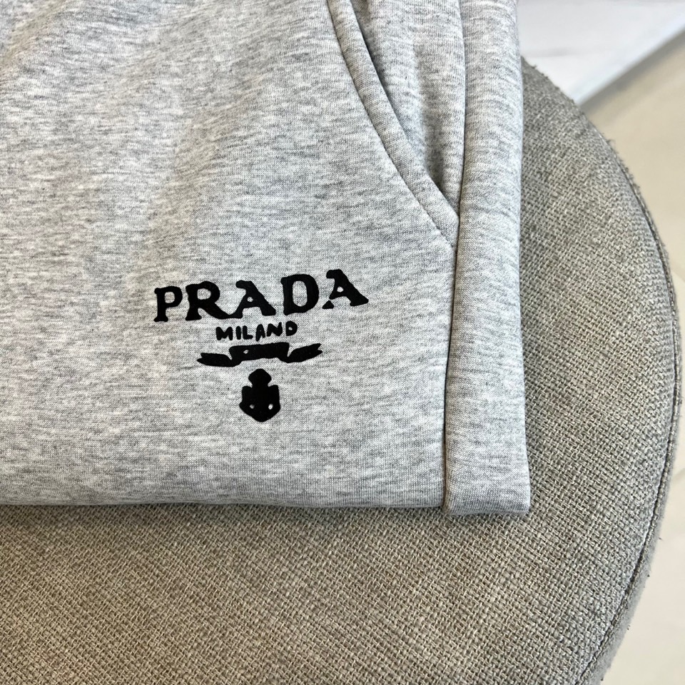 Prad普拉、2025秋冬新品 PRADA加绒加厚运动休闲裤。运动裤采用松紧腰头与可调节抽绳设计，右侧裤