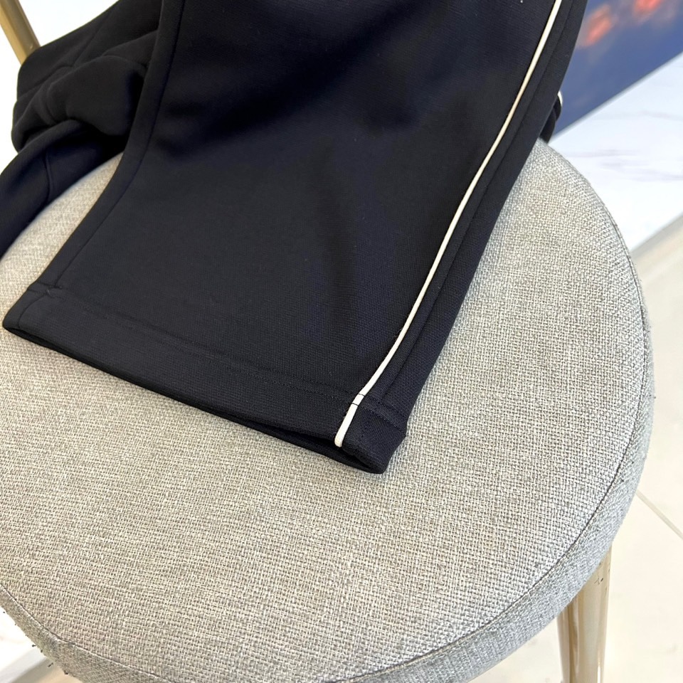 Miumiu谬谬、2025秋冬新品男士羊毛混纺休闲运动裤。这款运动裤采用标志性白色宽边腰头设计，搭配带有