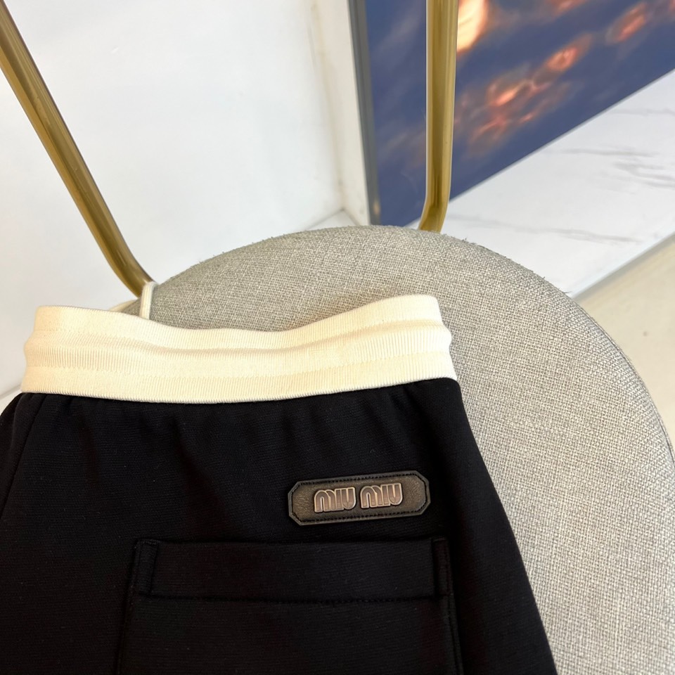 Miumiu谬谬、2025秋冬新品男士羊毛混纺休闲运动裤。这款运动裤采用标志性白色宽边腰头设计，搭配带有