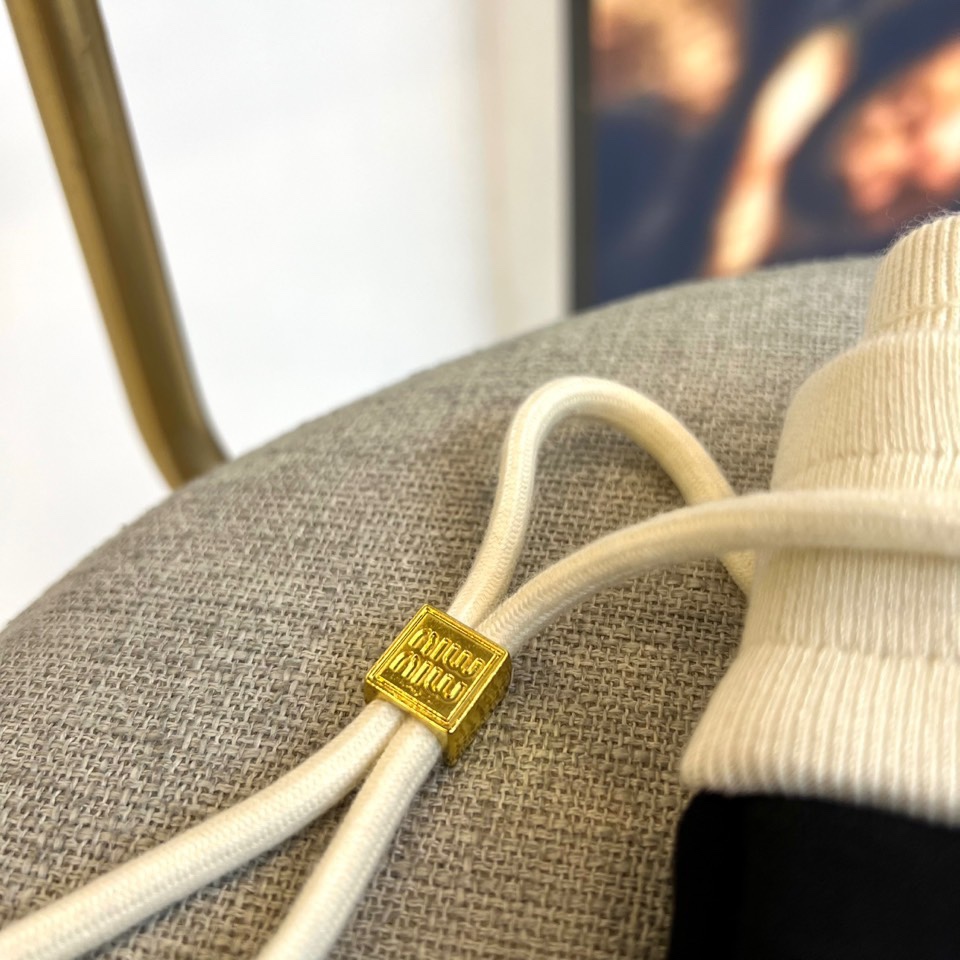 Miumiu谬谬、2025秋冬新品男士羊毛混纺休闲运动裤。这款运动裤采用标志性白色宽边腰头设计，搭配带有