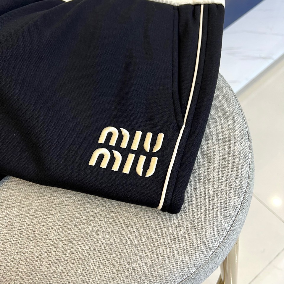 Miumiu谬谬、2025秋冬新品男士羊毛混纺休闲运动裤。这款运动裤采用标志性白色宽边腰头设计，搭配带有