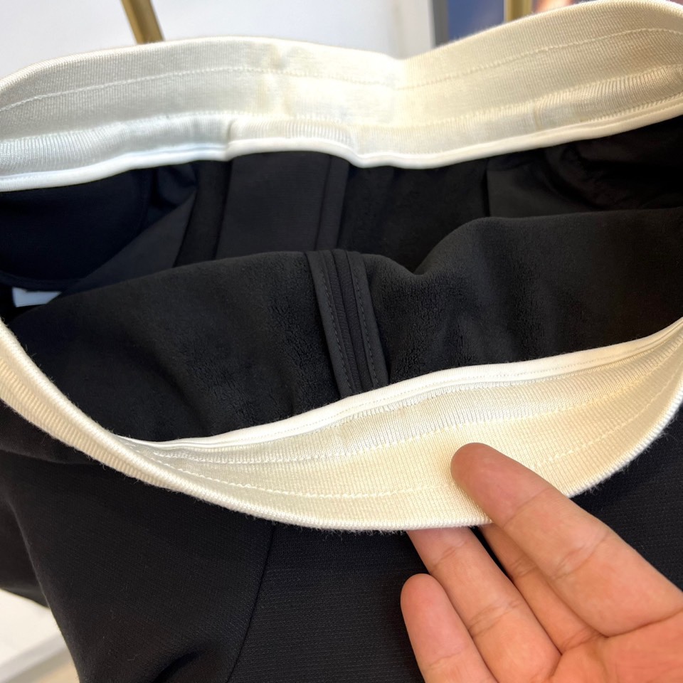 Miumiu谬谬、2025秋冬新品男士羊毛混纺休闲运动裤。这款运动裤采用标志性白色宽边腰头设计，搭配带有